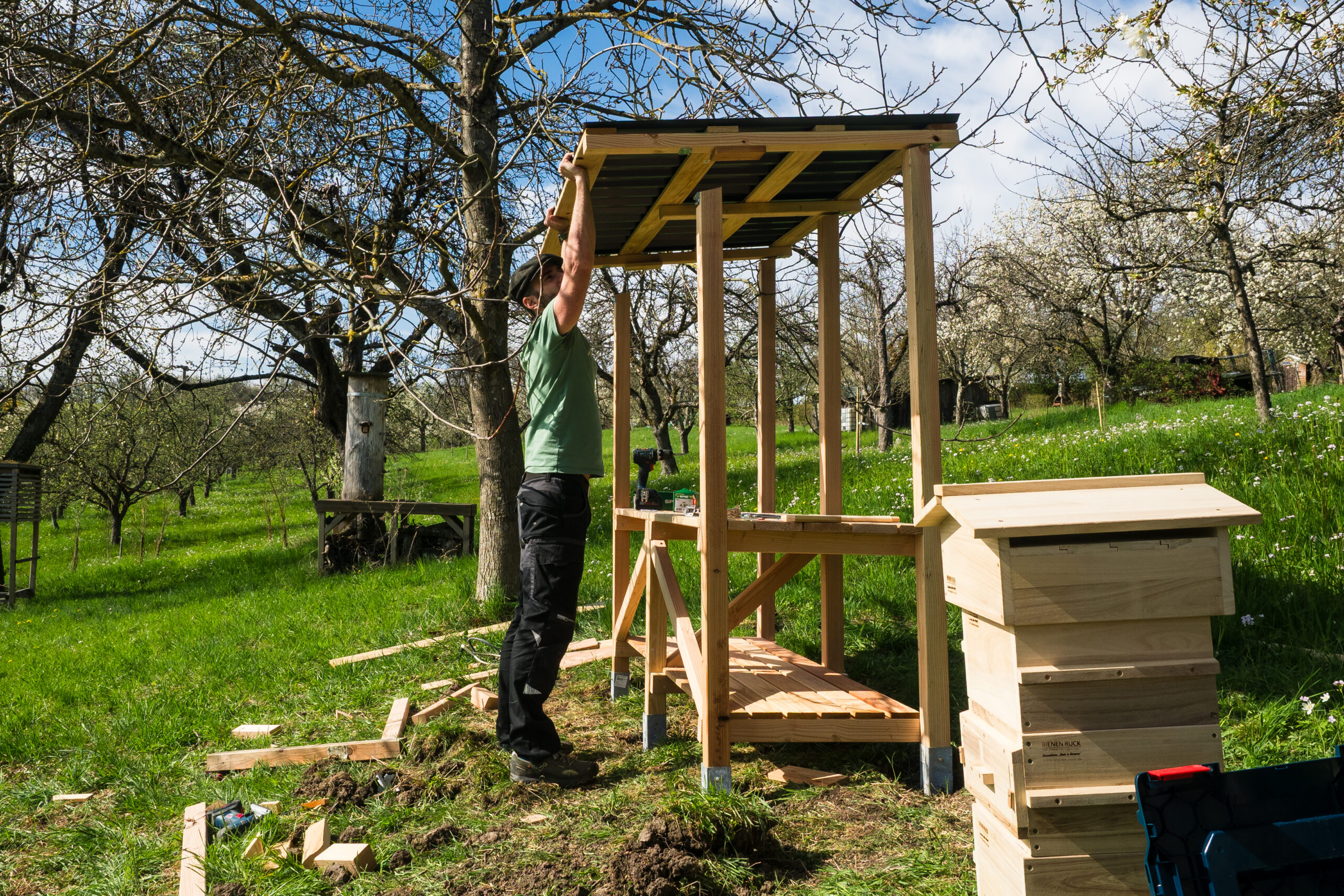 Montage des Dachs am Bienenstand